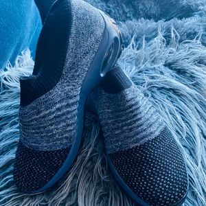 Hypersoft Sneakers MemoryFoam-Grey-7andahalf × 1	79.95 USD